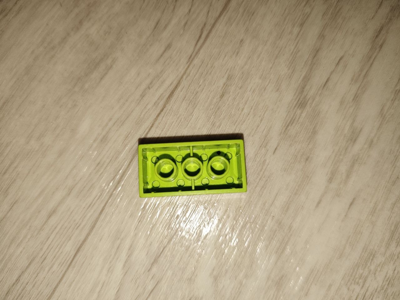 Оригинал LEGO — салатовая деталь, вид снизу